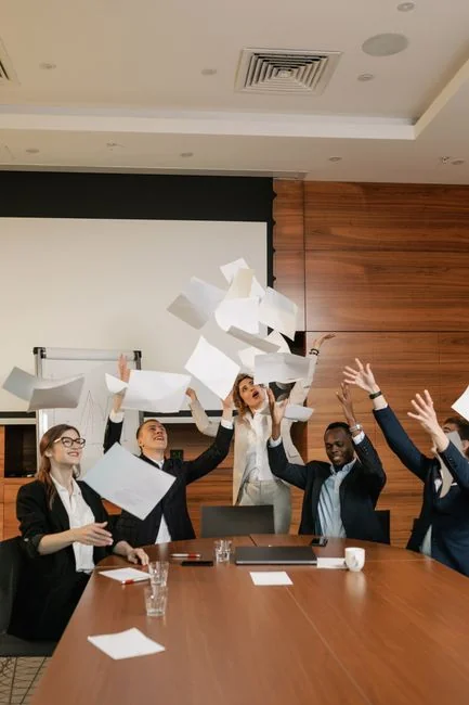 Groupe de professionnels du business travaillant ensemble dans un environnement de bureau.